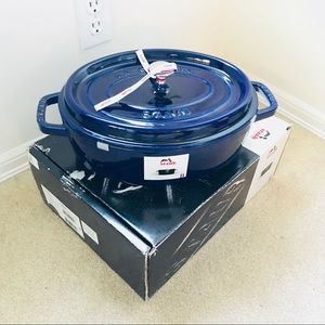 Staub new #29 4qt oval Navy